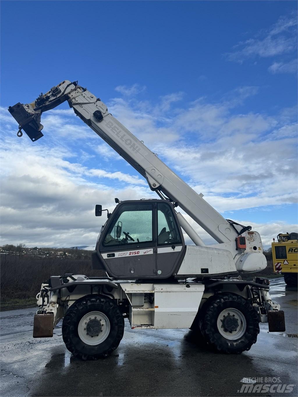 Manitou MRT 2150 伸縮臂操作車