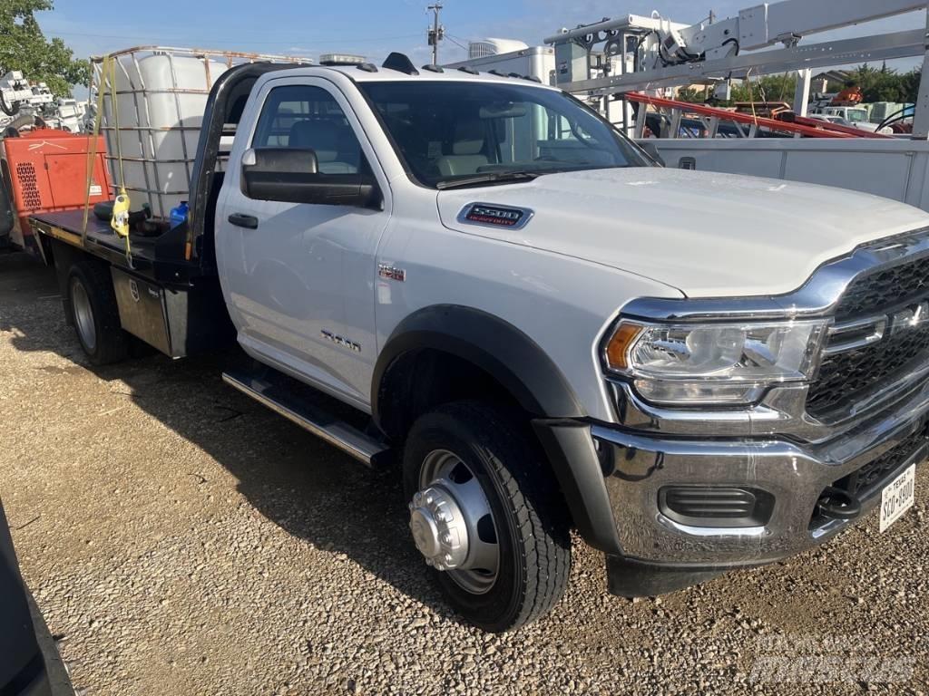 RAM 5500 平板式/側卸式卡車