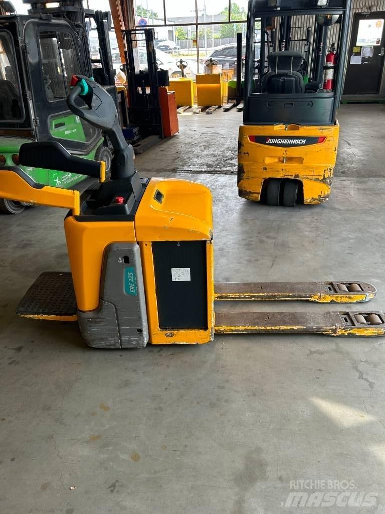 Jungheinrich ERE 225 低架裝載機