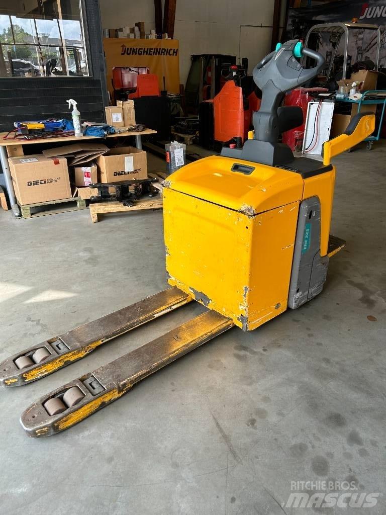 Jungheinrich ERE 225 低架裝載機