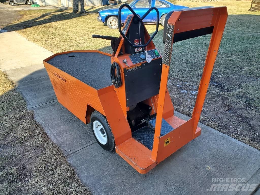 Taylor-Dunn SC100 牽引車