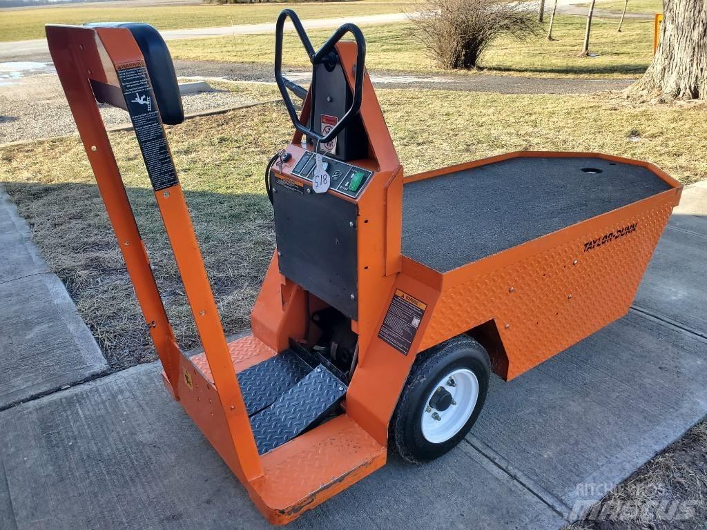 Taylor-Dunn SC100 牽引車