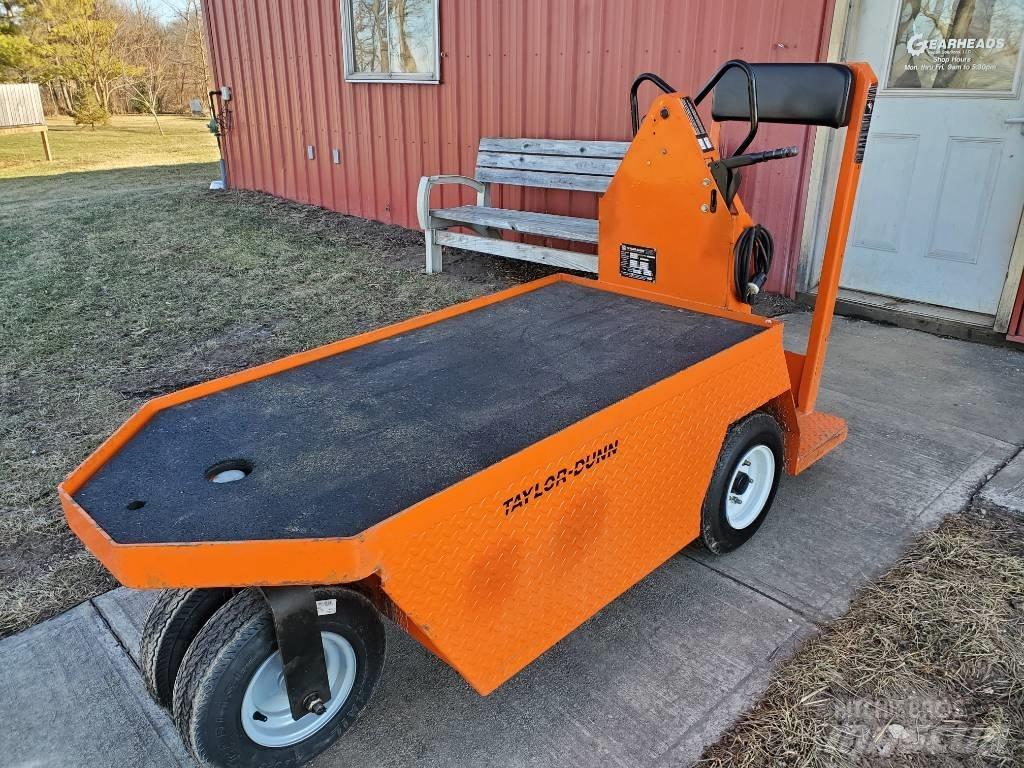 Taylor-Dunn SC100 牽引車