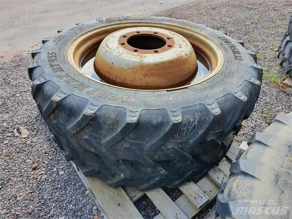 BKT 270/95R32 x2 輪胎、車輪和輪圈