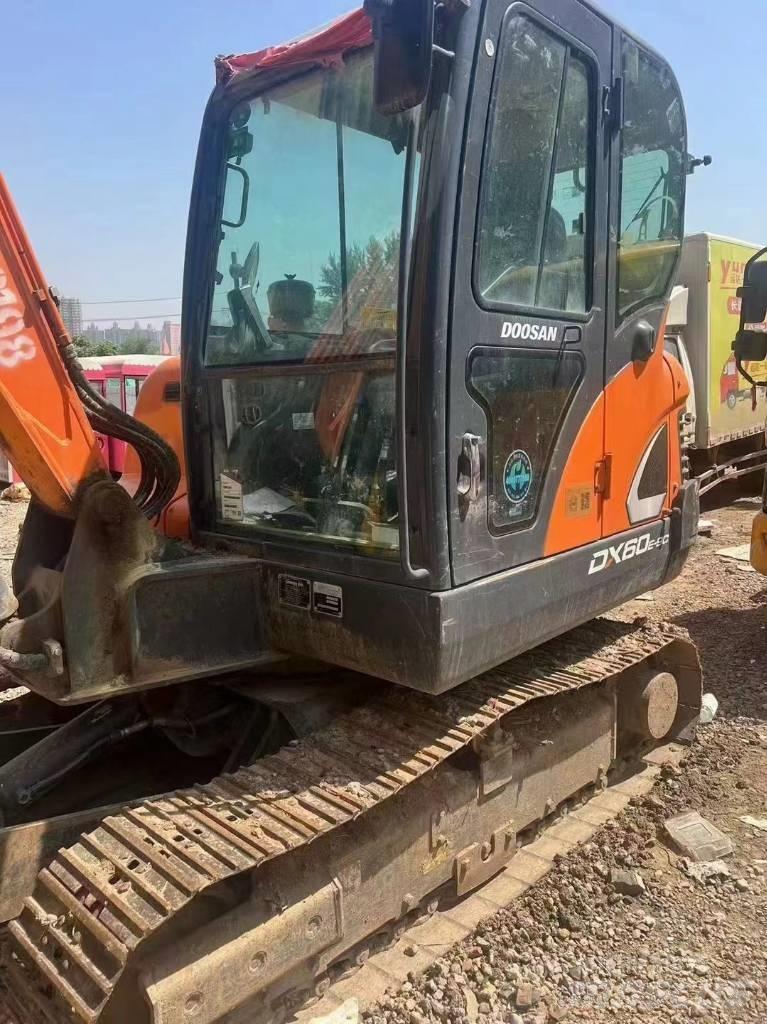 Doosan DX 60 小型挖土機/掘鑿機<7t(小型挖掘機)