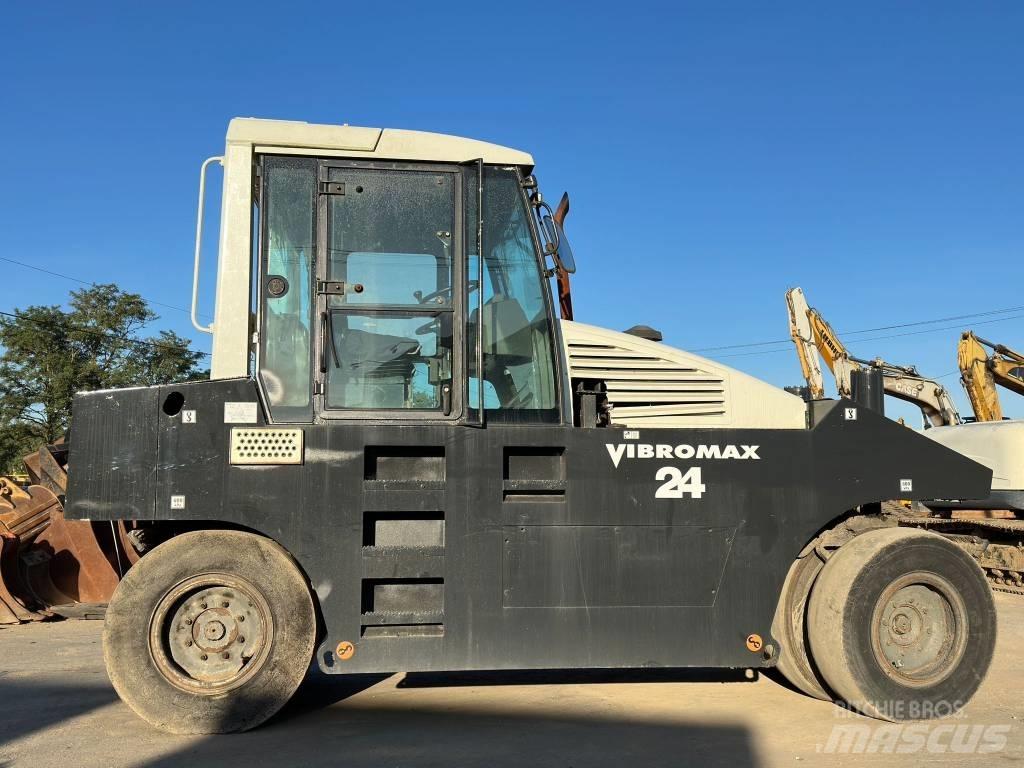 Vibromax W2400 膠輪滾壓機