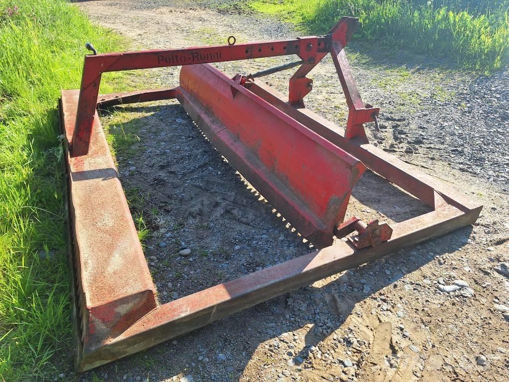 Runni Peltolana 300 刮路機