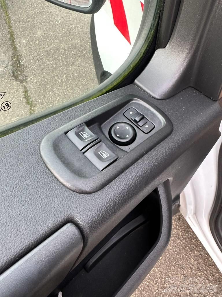 Renault Master 拖車裝載高空作業平台