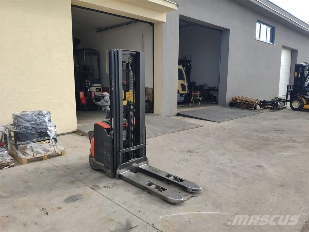 BT SWE120 自走式堆積機