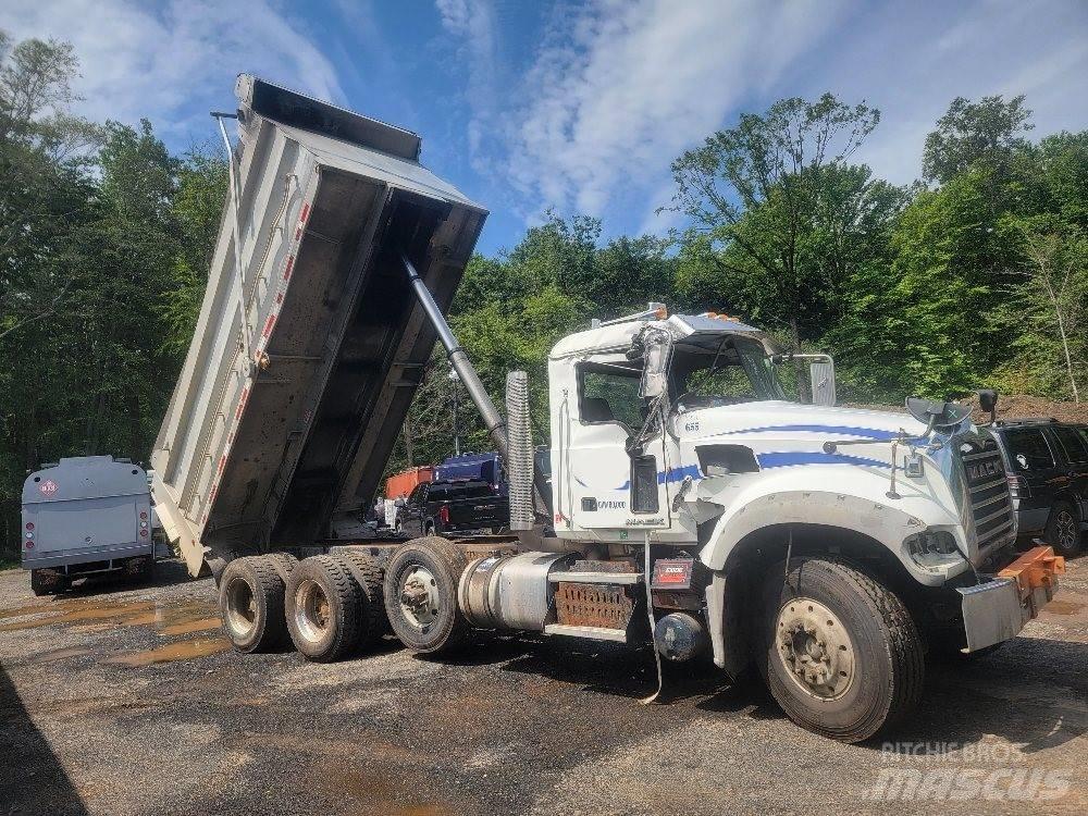 Mack 713GU 傾卸式卡車