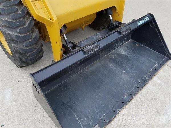 CAT 272 D 滑移轉向裝載機