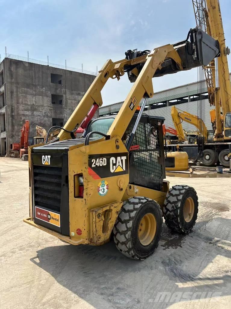 CAT 246 D 滑移轉向裝載機