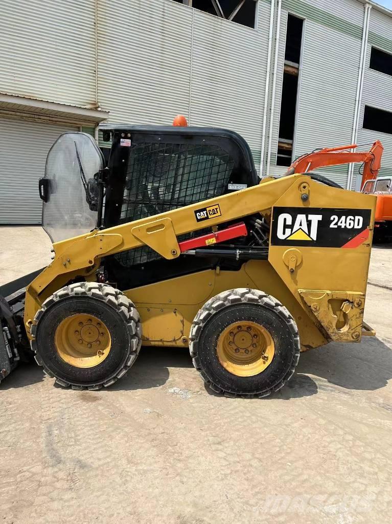 CAT 246 D 滑移轉向裝載機