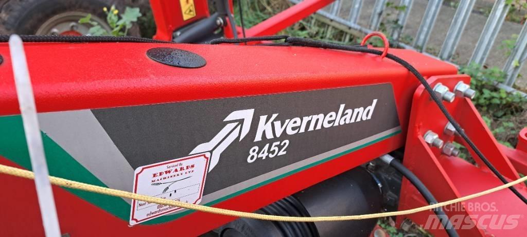 Kverneland 8452 耙與翻草機
