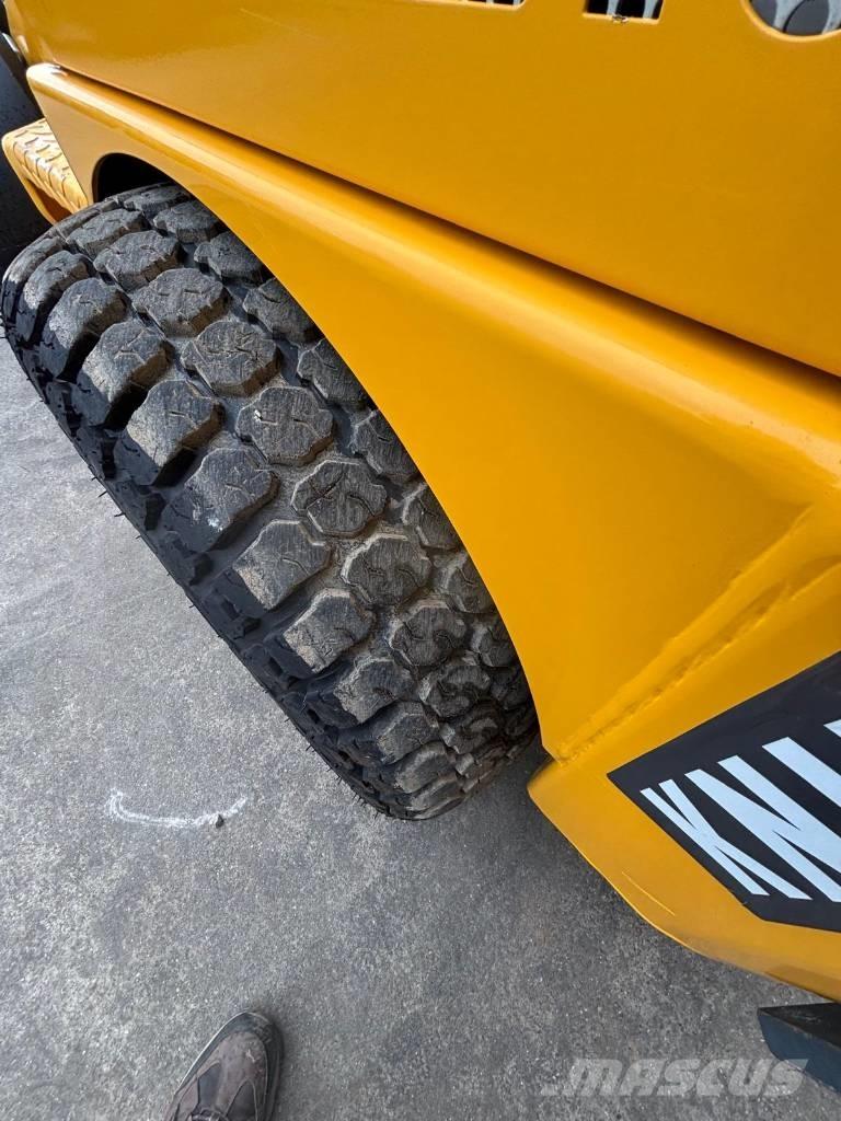 Knikmops KM 130 輪胎式裝載機