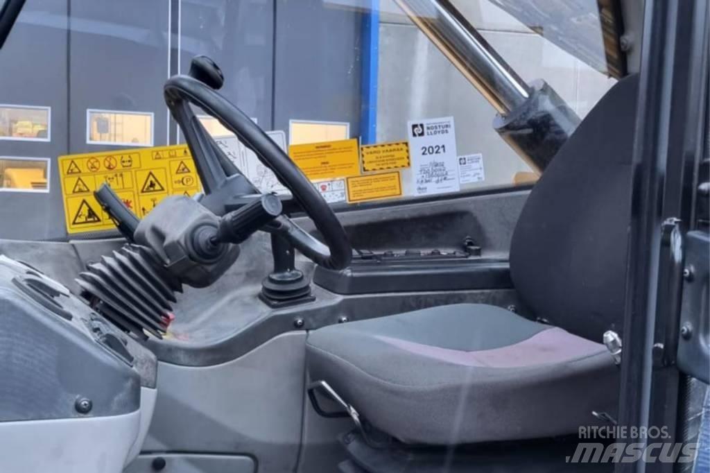 CAT TH 414 伸縮臂操作車