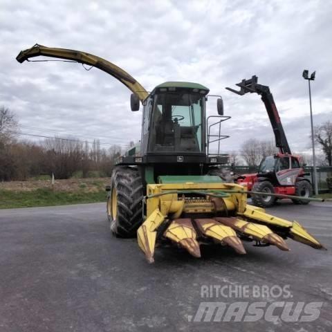 John Deere 6610 自走式飼料採集機