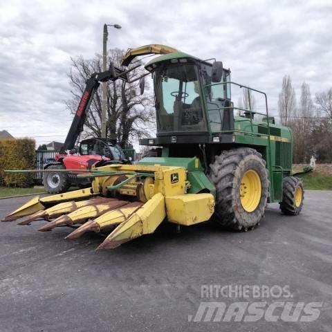 John Deere 6610 自走式飼料採集機