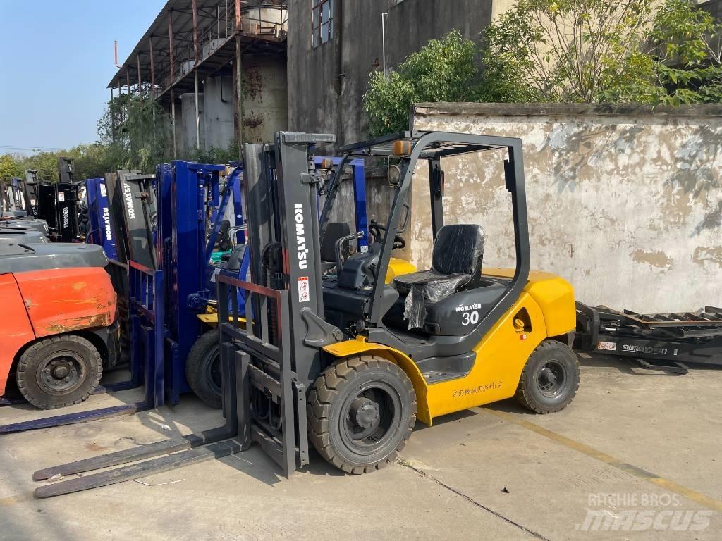 Komatsu 3 T 伸縮臂操作車
