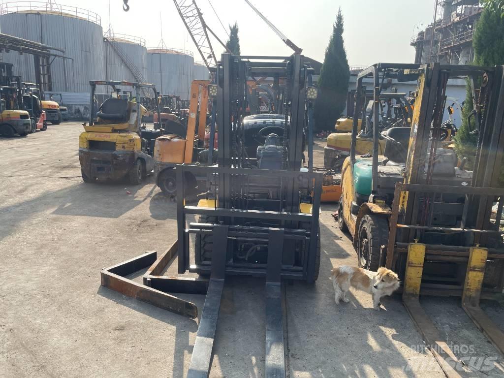 Komatsu 3 T 伸縮臂操作車