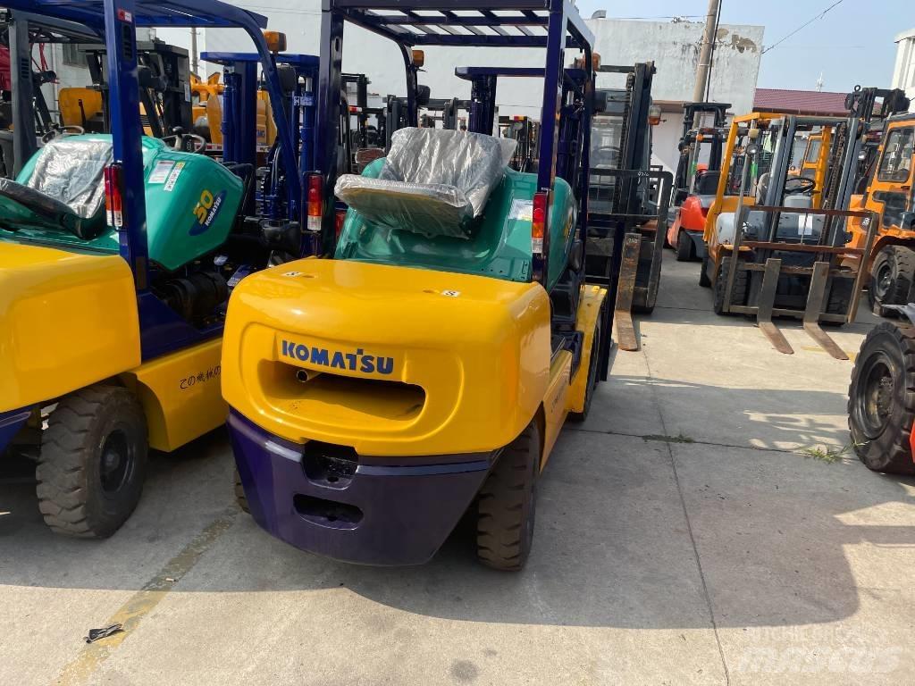 Komatsu 3 T 伸縮臂操作車