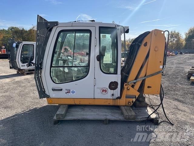Liebherr A 934 C HD 駕駛室與內部