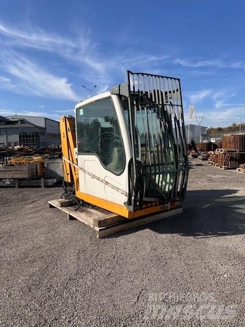 Liebherr A 934 C HD 駕駛室與內部
