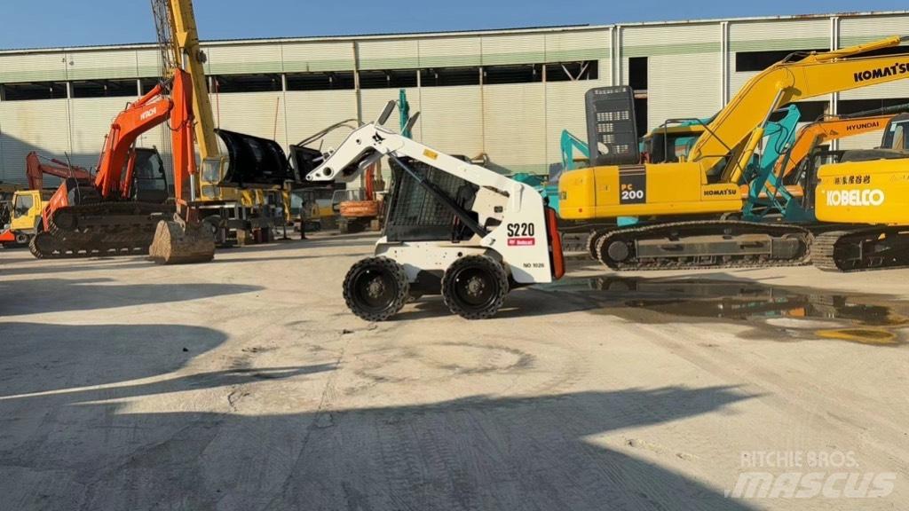 Bobcat S 220 滑移轉向裝載機