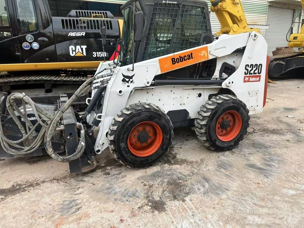 Bobcat S 220 滑移轉向裝載機