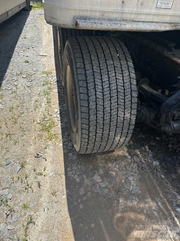 Volvo D11 貨箱式卡車