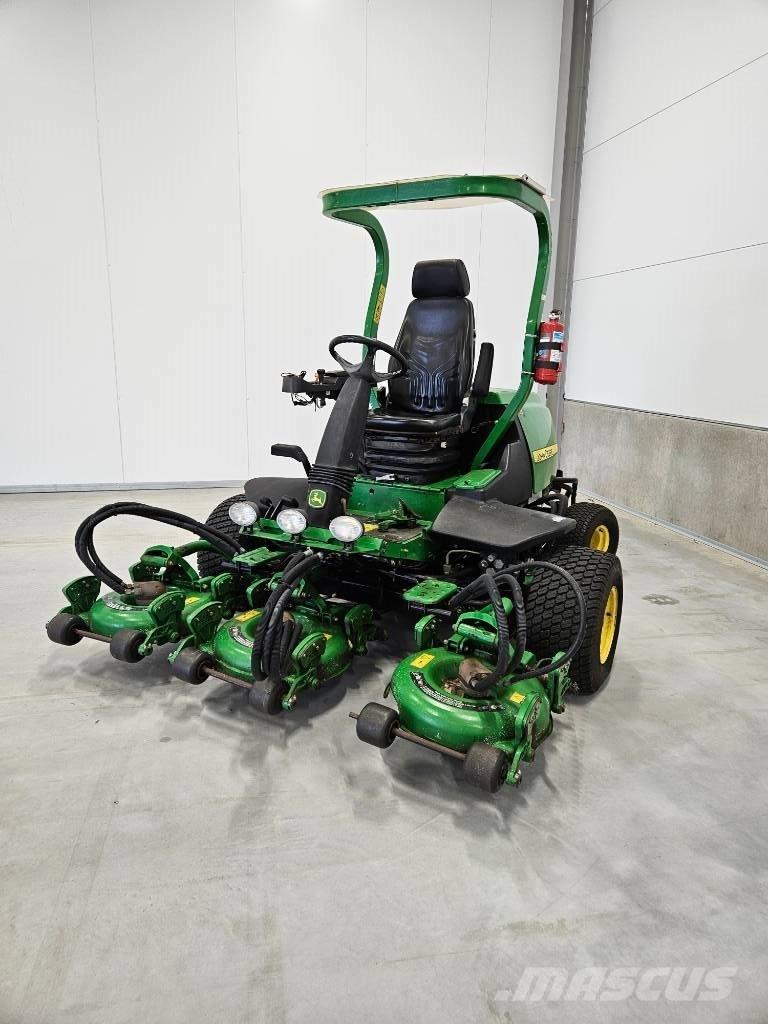 John Deere 8800 騎乘式割草機