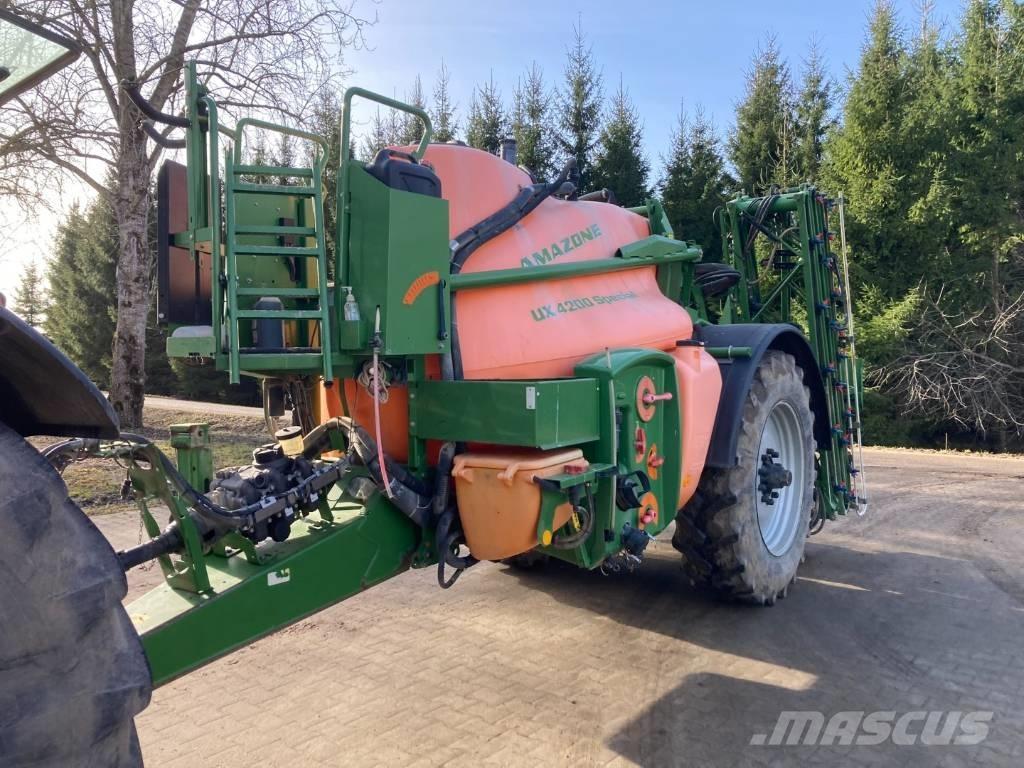 Amazone UX 4200 24 m 牽引式噴霧機