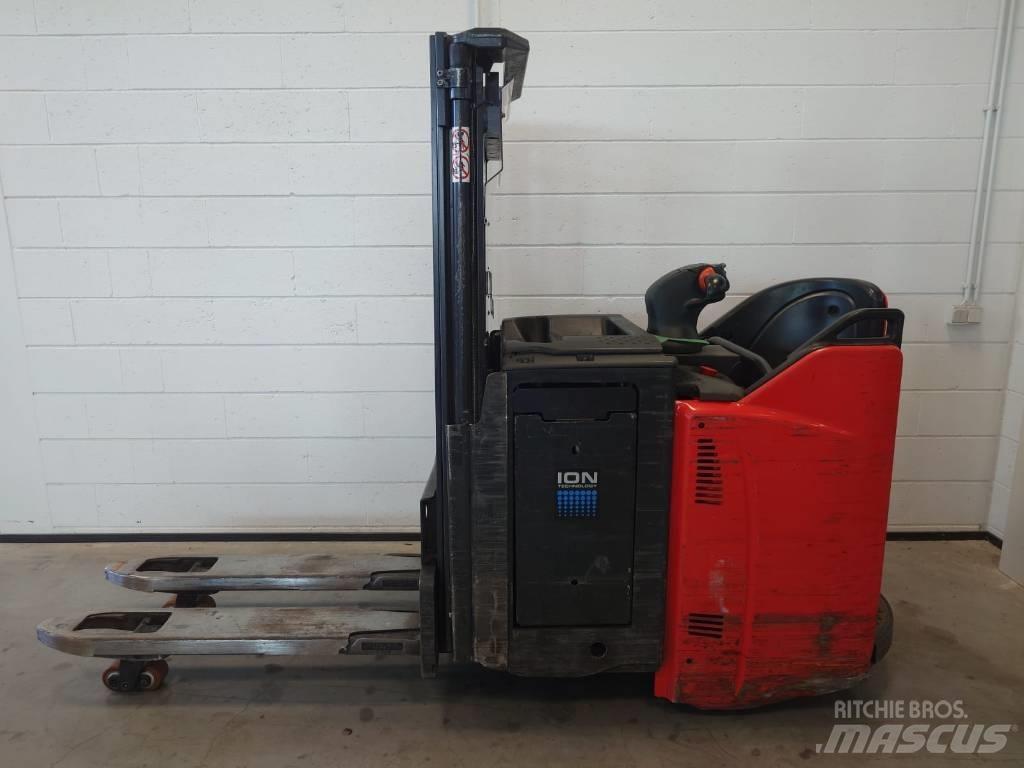 Linde D 12 自走式堆積機