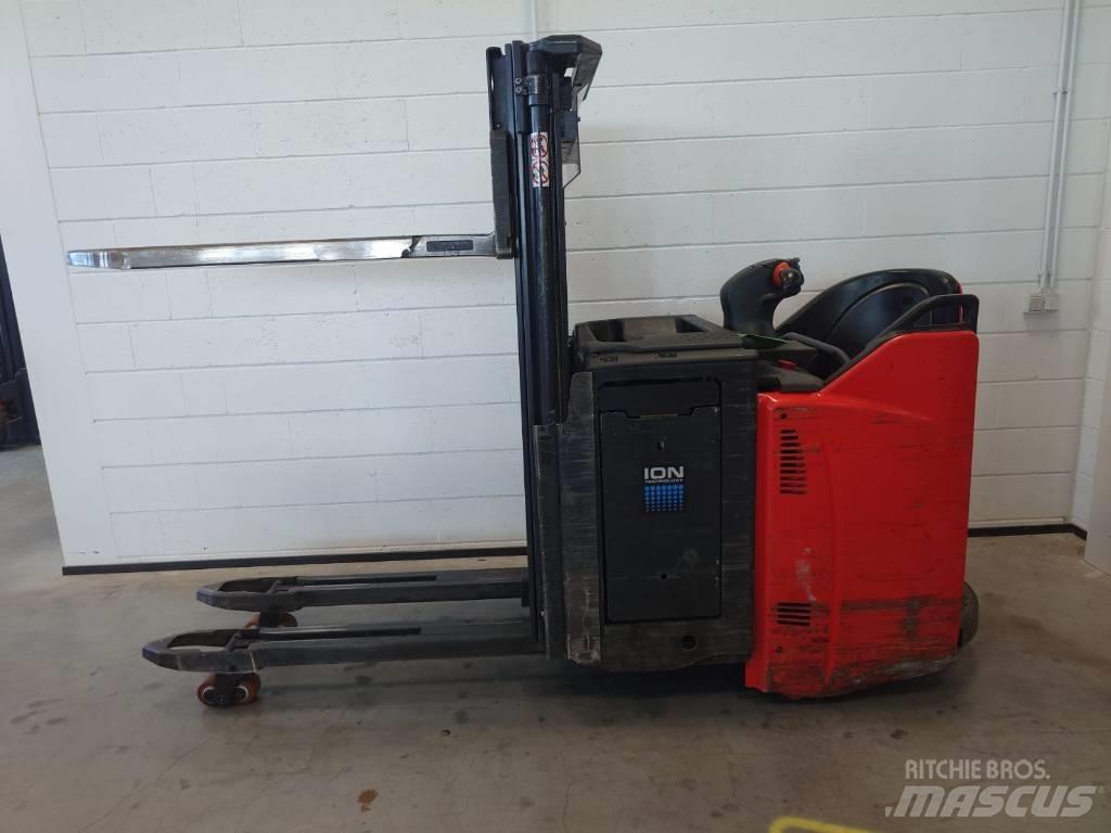 Linde D 12 自走式堆積機