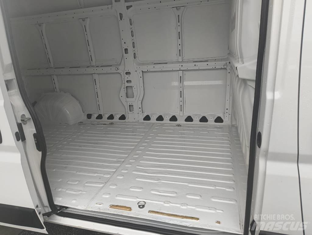 Fiat Ducato 廂式貨物運輸車