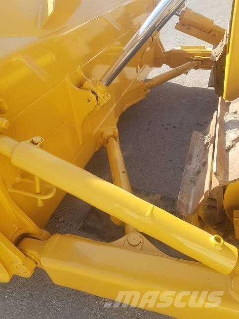 Komatsu D65EX-15 履帶推土機
