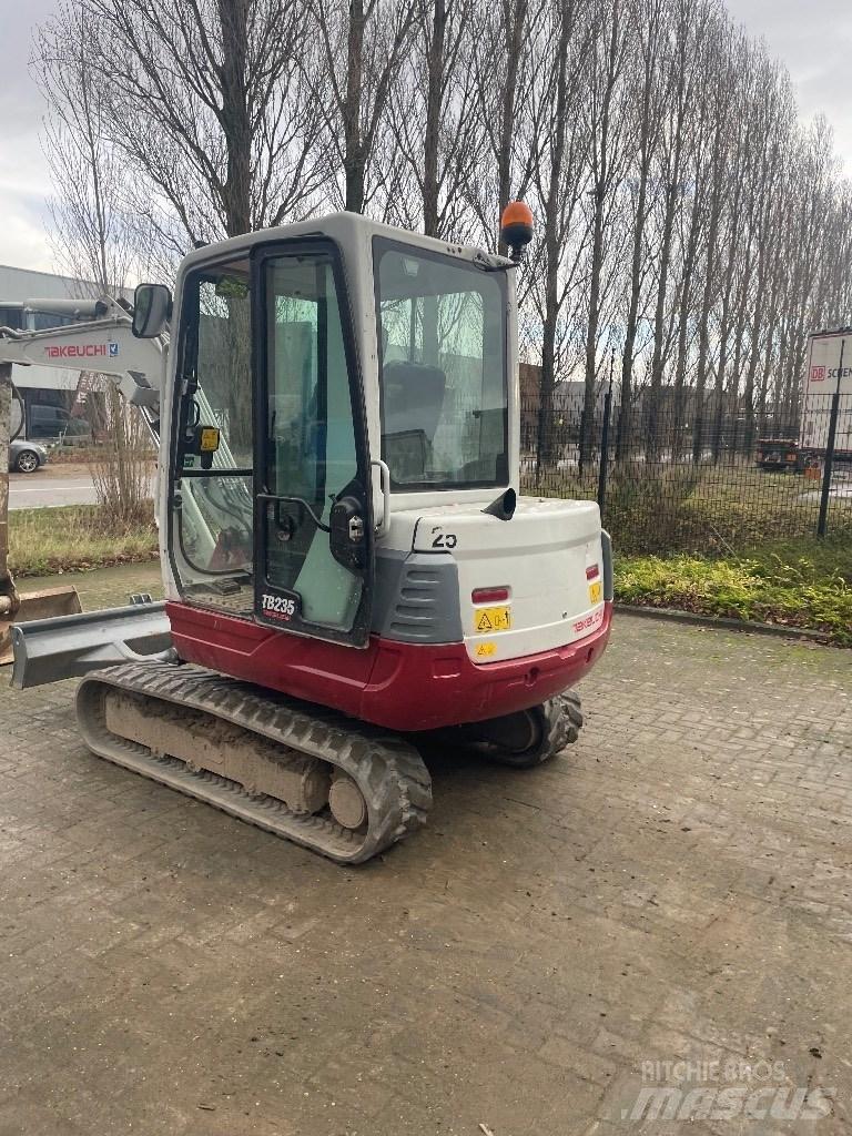Takeuchi TB 235 小型挖土機/掘鑿機<7t(小型挖掘機)