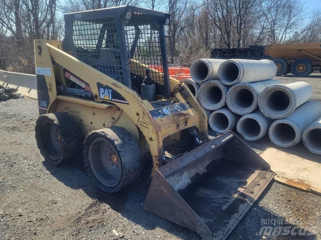 CAT 246 滑移轉向裝載機
