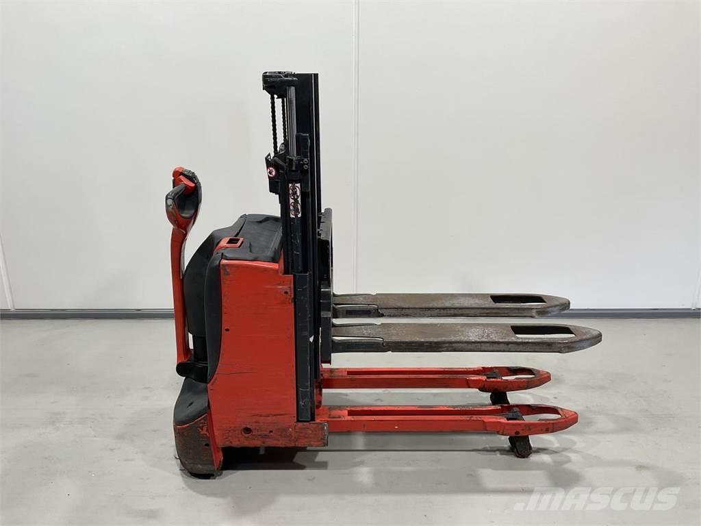 Linde D08 自走式堆積機