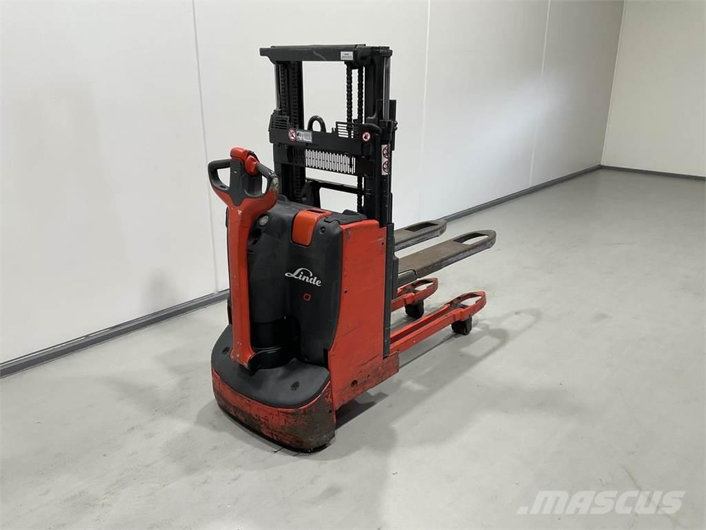 Linde D08 自走式堆積機