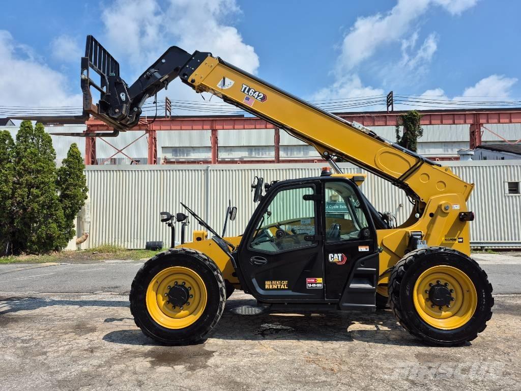 CAT TL 642 伸縮臂操作車