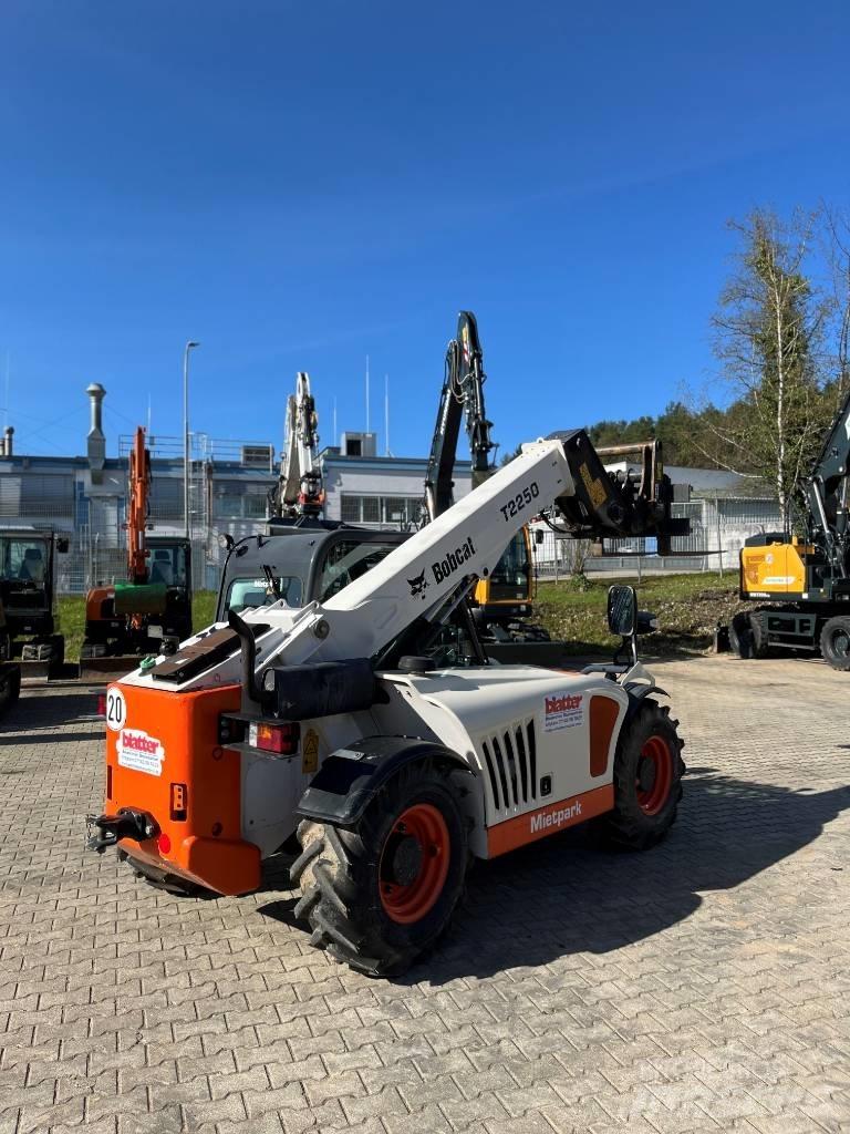 Bobcat T 2250 伸縮臂操作車