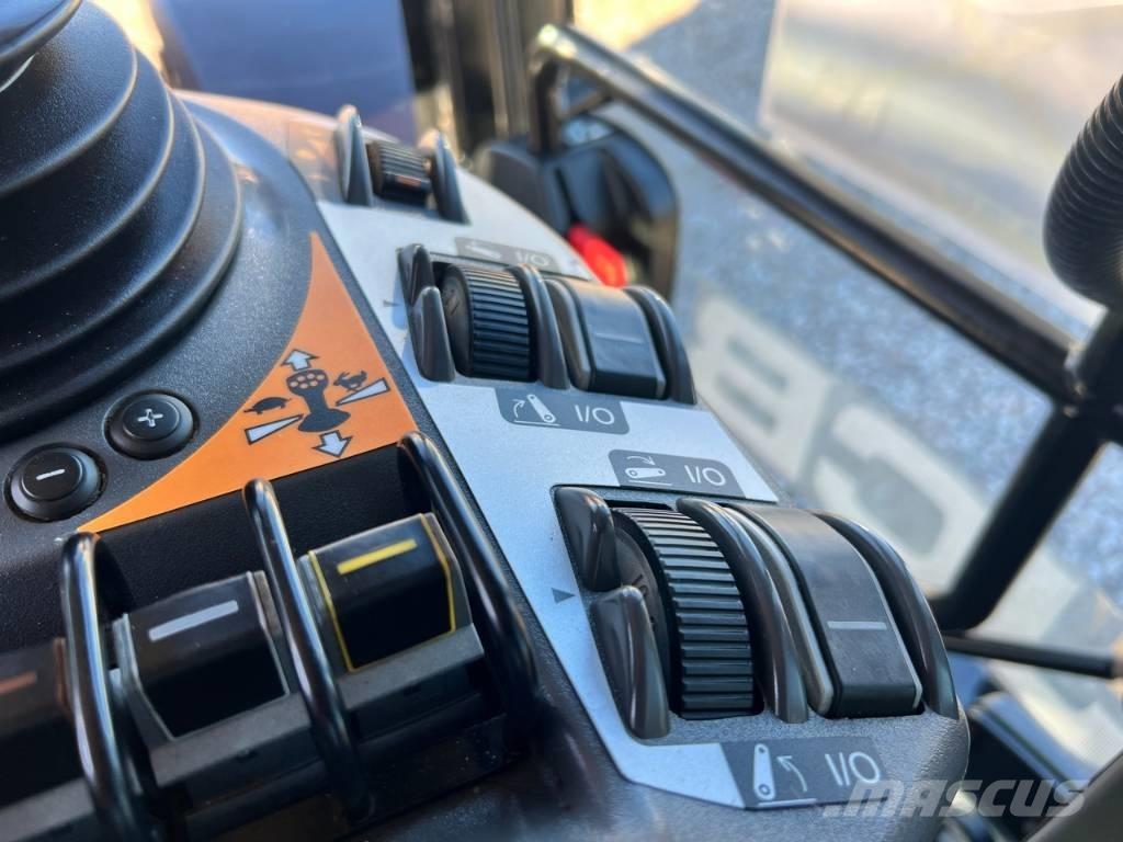 JCB Fastrac 4220 曳引機