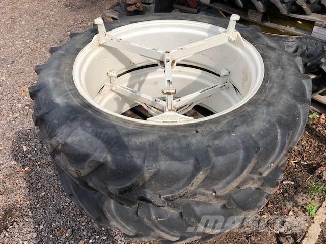 Pirelli 13.6 R38 輪胎、車輪和輪圈