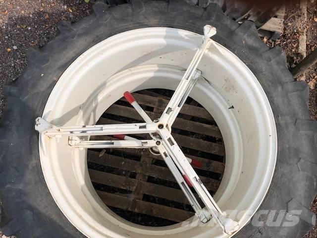 Pirelli 13.6 R38 輪胎、車輪和輪圈