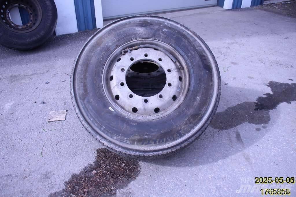  Entreprenad Däck 輪胎、車輪和輪圈