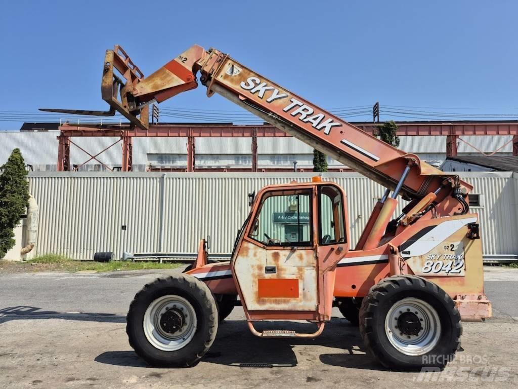 SkyTrak 8042 伸縮臂操作車