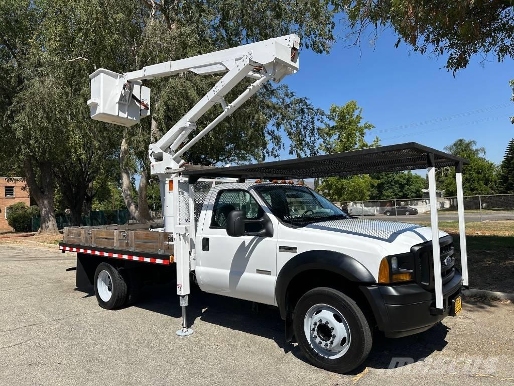 Ford F 550 卡車裝載高空作業車