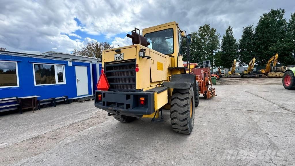 Komatsu WA 200 輪胎式裝載機