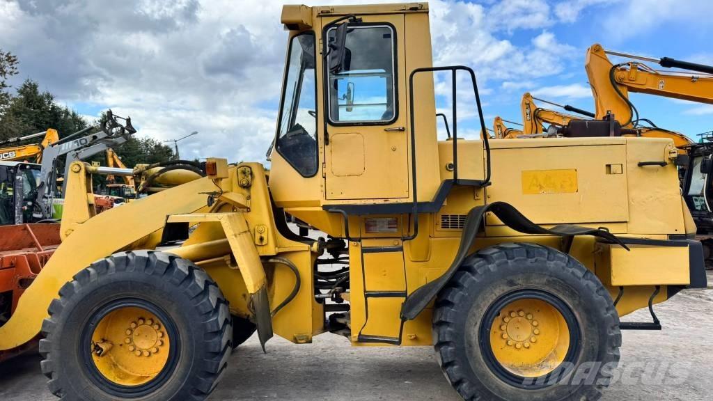 Komatsu WA 200 輪胎式裝載機